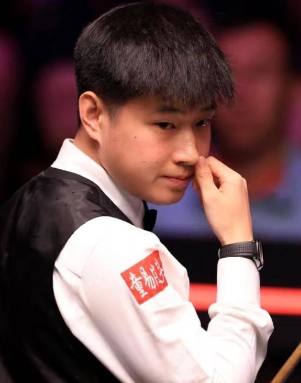 热身赛巅峰对决！雪域火狐队守住胜果北城青龙队，斯诺克赛场再起波澜；定海神针仍在(斯诺克世锦赛首轮阶段1)