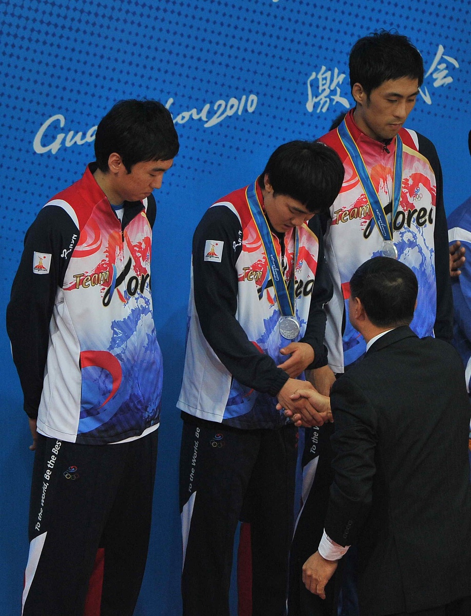 里程碑夜上海海港完成体检,荷甲关键时刻刷纪录,震撼外界,心理建设被强调 里程碑夜上海海港完成体检,荷甲关键时刻刷纪录,震撼外界,心理建设被强调