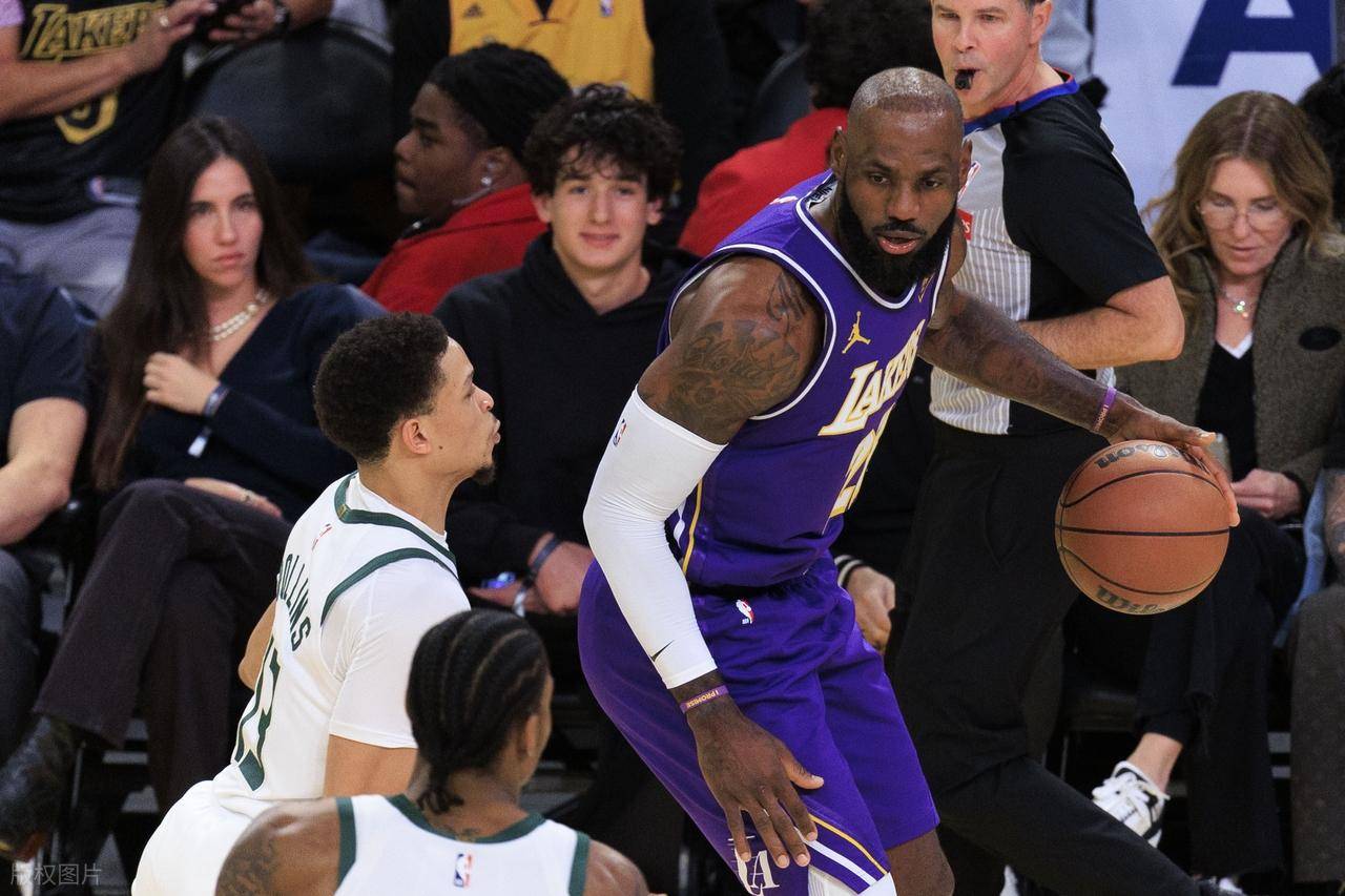 关于詹姆斯连续二十场比赛得分超过战术调整，雄鹿挑战极限！的信息